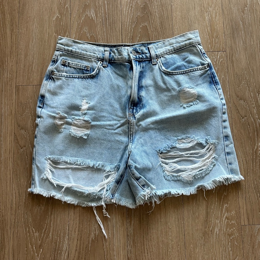 NWT Forver 21 distressed Jean shorts